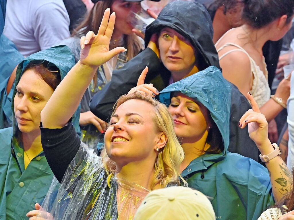 Ordentlich Stimmung auf dem Mnsterplatz am Samstagabend. Fritz Kalkbrenner, Klanphonics und James Hype brachten den Platz zum Beben.