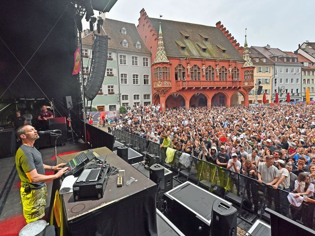 Ordentlich Stimmung auf dem Mnsterplatz am Samstagabend. Fritz Kalkbrenner, Klanphonics und James Hype brachten den Platz zum Beben.