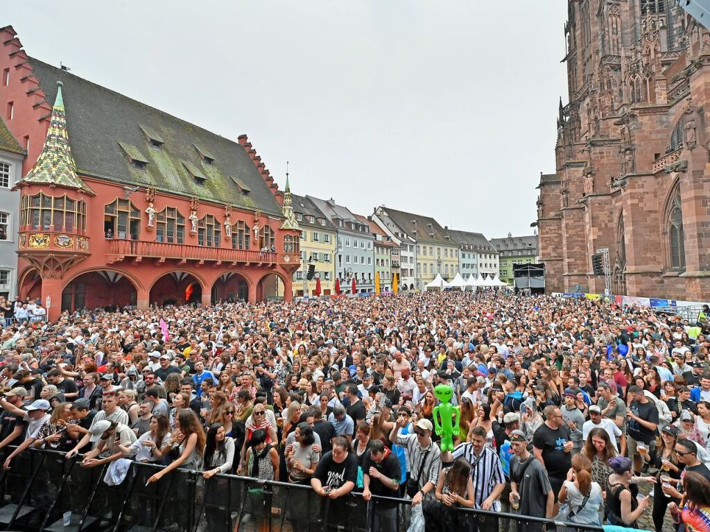 Ordentlich Stimmung auf dem Mnsterplatz am Samstagabend. Fritz Kalkbrenner, Klanphonics und James Hype brachten den Platz zum Beben.