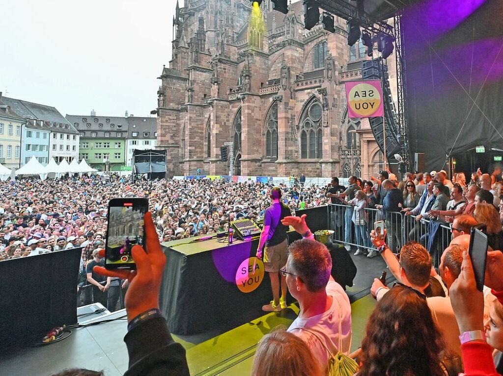 Ordentlich Stimmung auf dem Mnsterplatz am Samstagabend. Fritz Kalkbrenner, Klanphonics und James Hype brachten den Platz zum Beben.