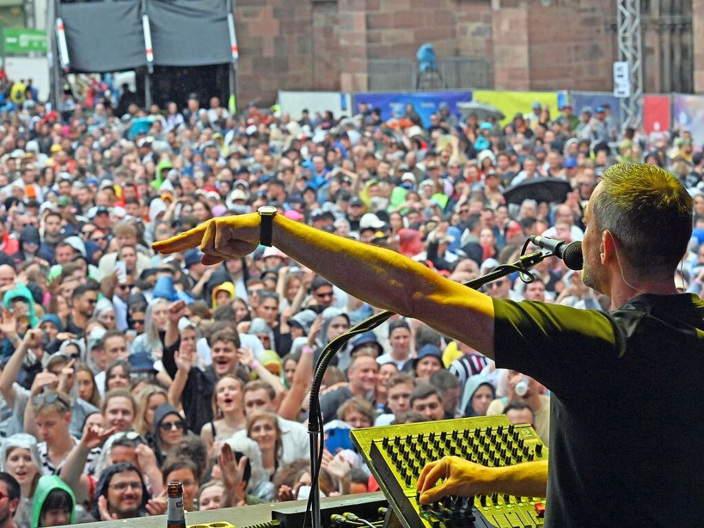 Ordentlich Stimmung auf dem Mnsterplatz am Samstagabend. Fritz Kalkbrenner, Klanphonics und James Hype brachten den Platz zum Beben.