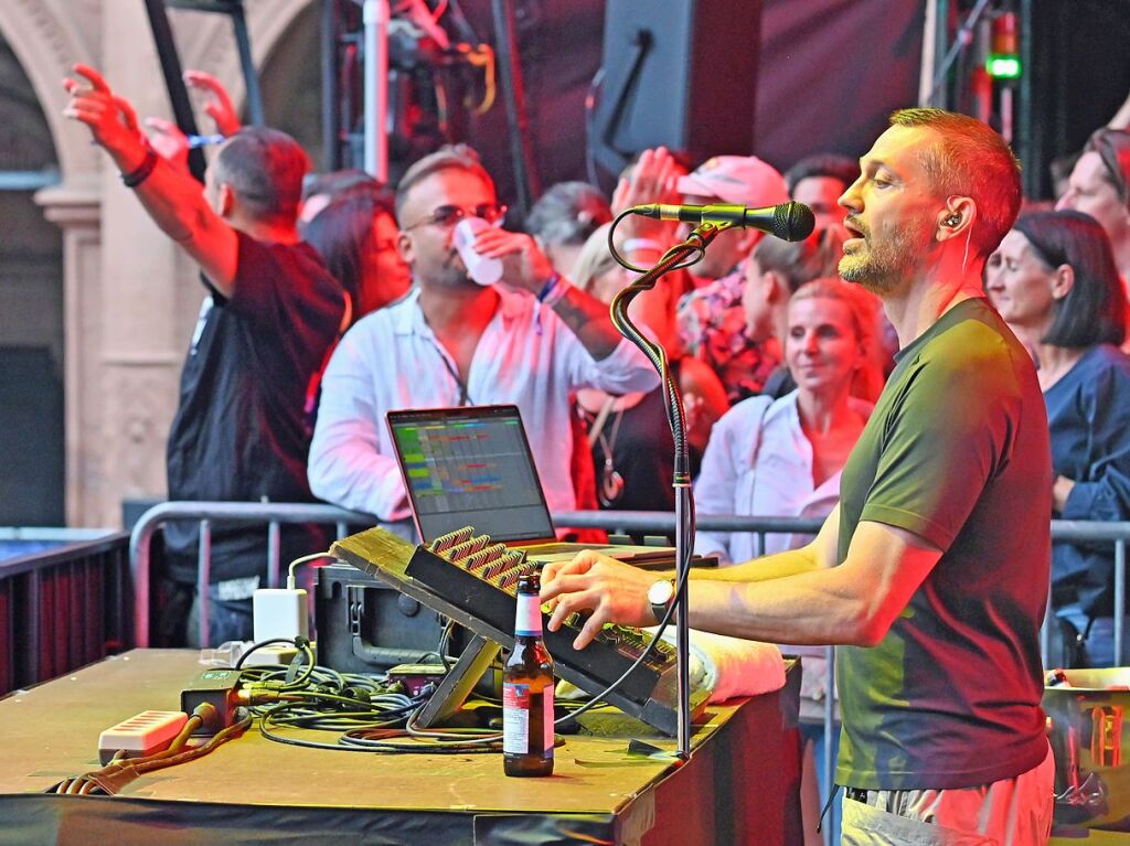 Ordentlich Stimmung auf dem Mnsterplatz am Samstagabend. Fritz Kalkbrenner, Klanphonics und James Hype brachten den Platz zum Beben.