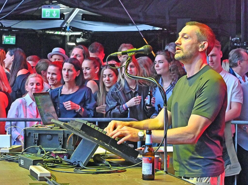 Ordentlich Stimmung auf dem Mnsterplatz am Samstagabend. Fritz Kalkbrenner, Klanphonics und James Hype brachten den Platz zum Beben.