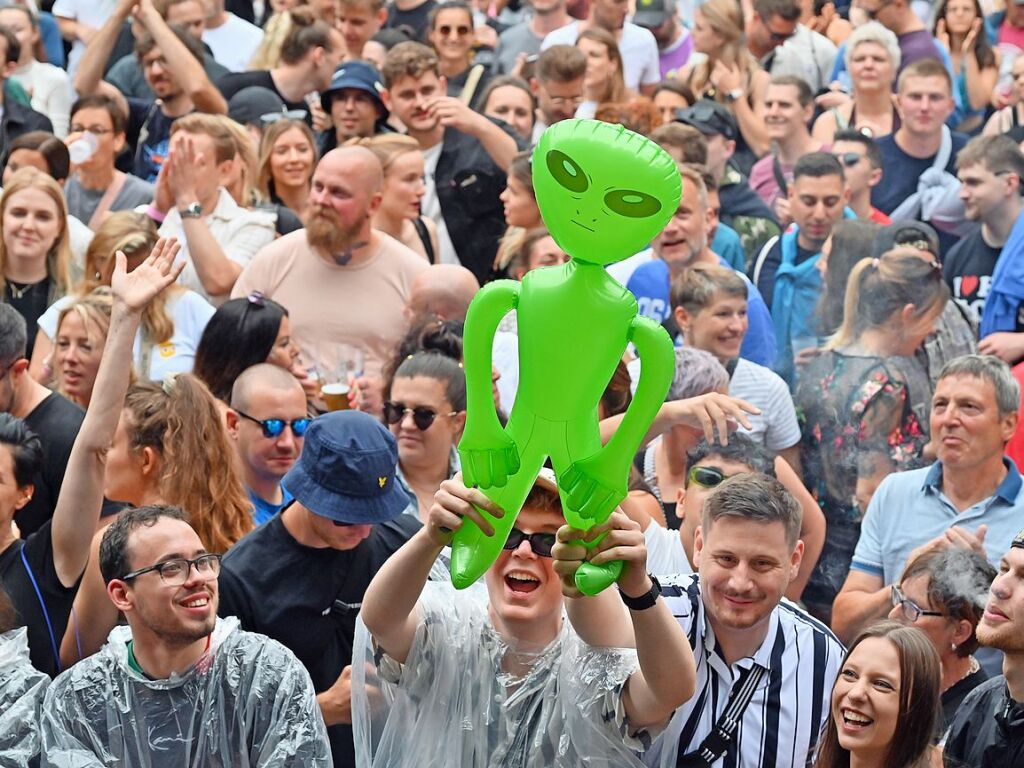 Ordentlich Stimmung auf dem Mnsterplatz am Samstagabend. Fritz Kalkbrenner, Klanphonics und James Hype brachten den Platz zum Beben.