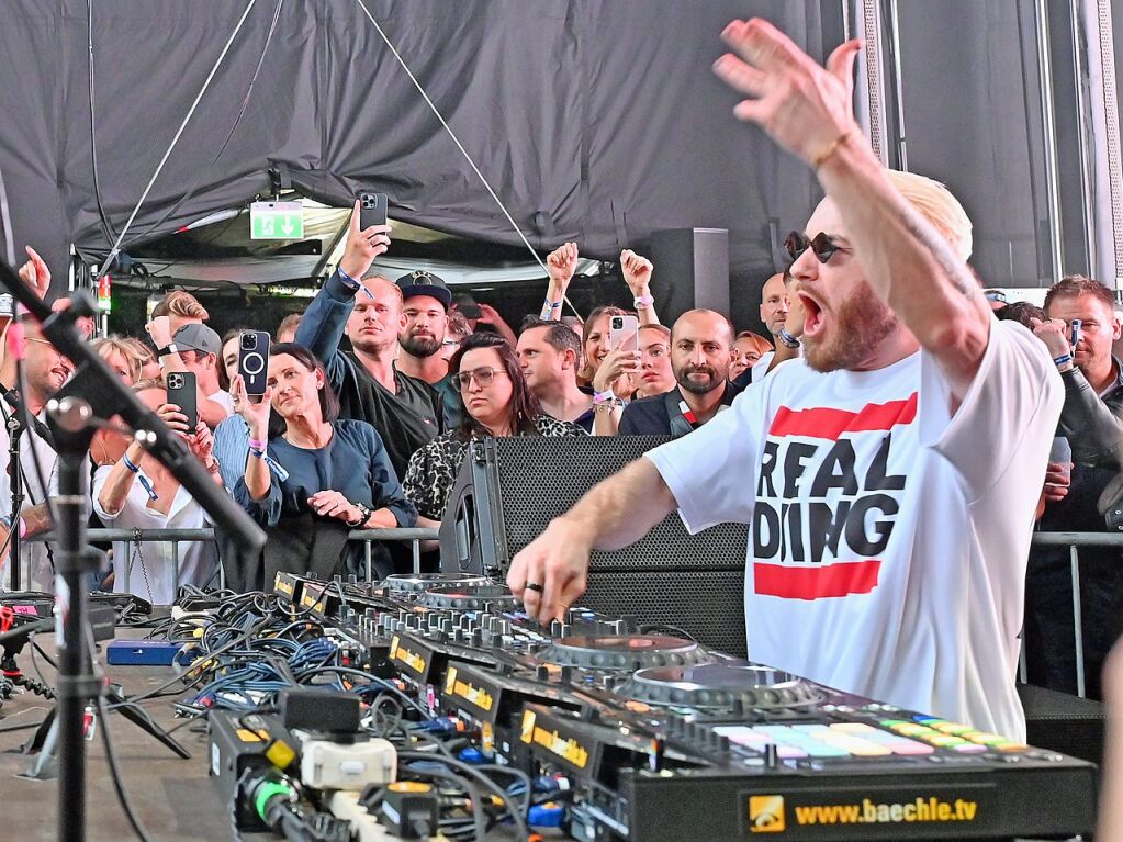 Ordentlich Stimmung auf dem Mnsterplatz am Samstagabend. Fritz Kalkbrenner, Klanphonics und James Hype brachten den Platz zum Beben.