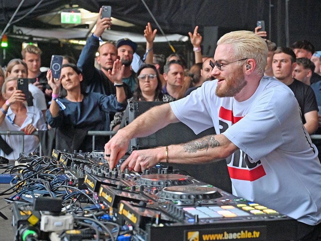 Ordentlich Stimmung auf dem Mnsterplatz am Samstagabend. Fritz Kalkbrenner, Klanphonics und James Hype brachten den Platz zum Beben.