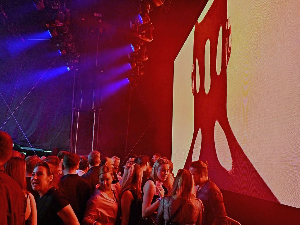 Ordentlich Stimmung auf dem Mnsterplatz am Samstagabend. Fritz Kalkbrenner, Klanphonics und James Hype brachten den Platz zum Beben.