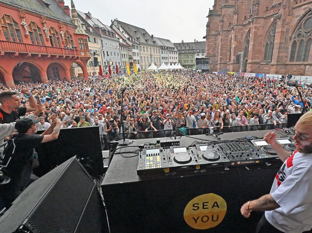 Ordentlich Stimmung auf dem Mnsterplatz am Samstagabend. Fritz Kalkbrenner, Klanphonics und James Hype brachten den Platz zum Beben.