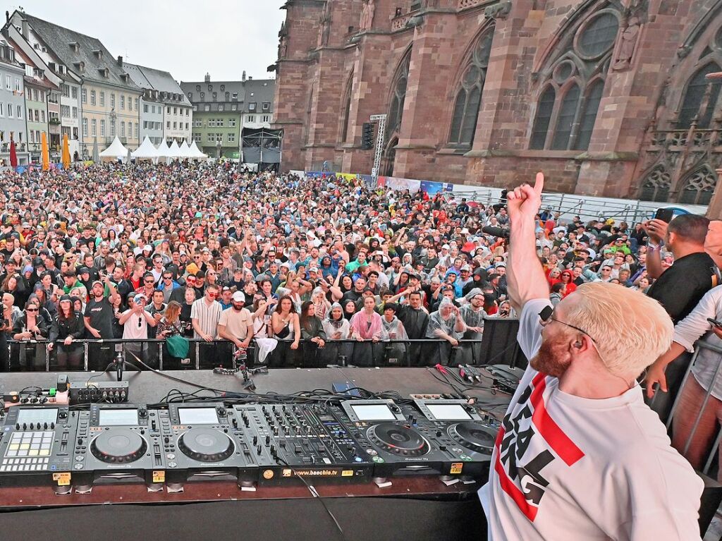 Ordentlich Stimmung auf dem Mnsterplatz am Samstagabend. Fritz Kalkbrenner, Klanphonics und James Hype brachten den Platz zum Beben.