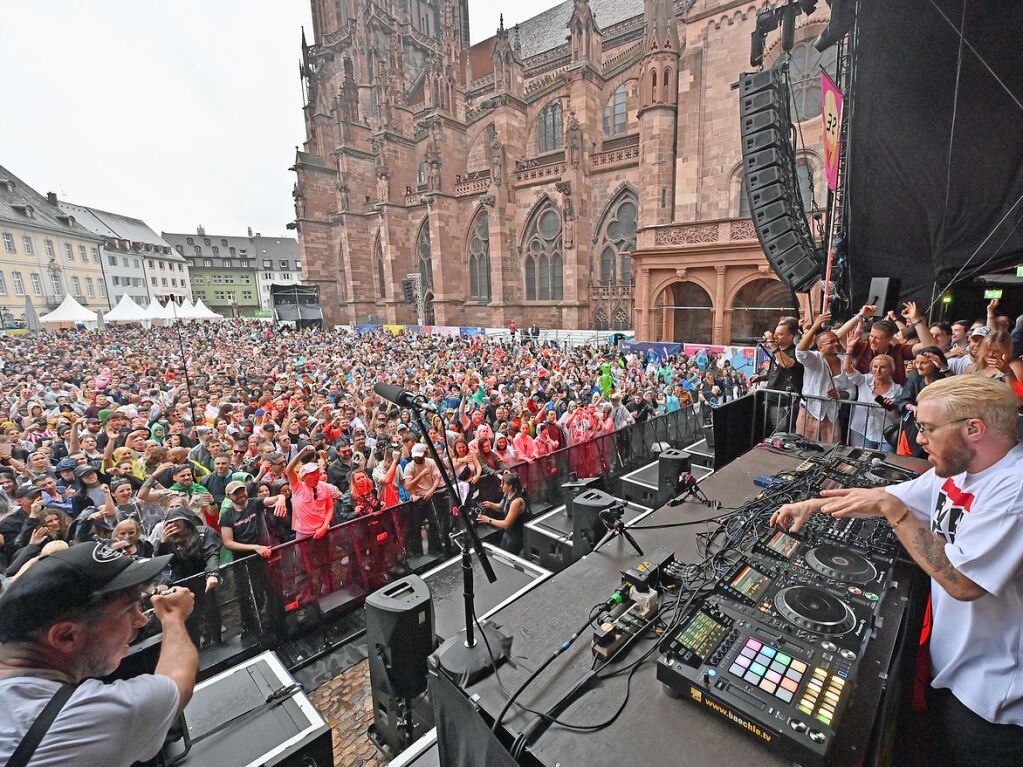 Ordentlich Stimmung auf dem Mnsterplatz am Samstagabend. Fritz Kalkbrenner, Klanphonics und James Hype brachten den Platz zum Beben.