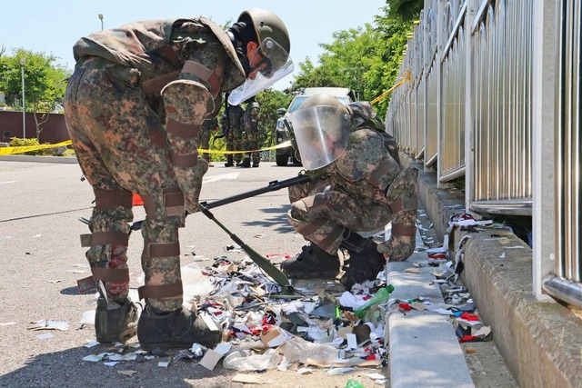 Vollgestopft mit Mll und Kot. Nordkor...ea. Nun will der Sden zurckschlagen.  | Foto: Uncredited (dpa)