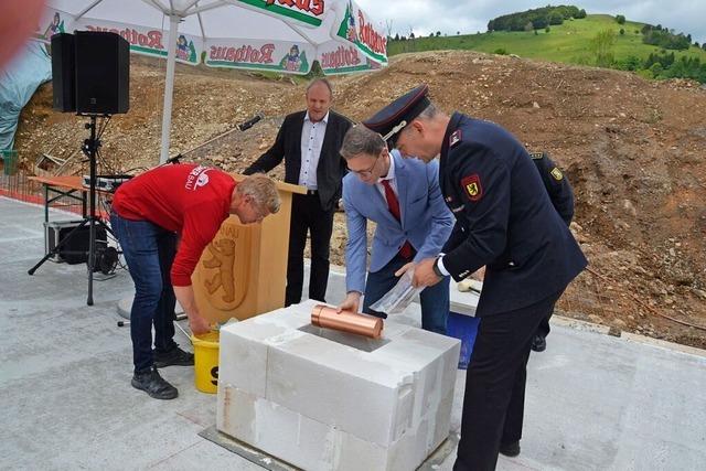 Der Grundstein fr das neue Feuerwehrgertehaus in Bernau ist gelegt – samt Zeitkapsel