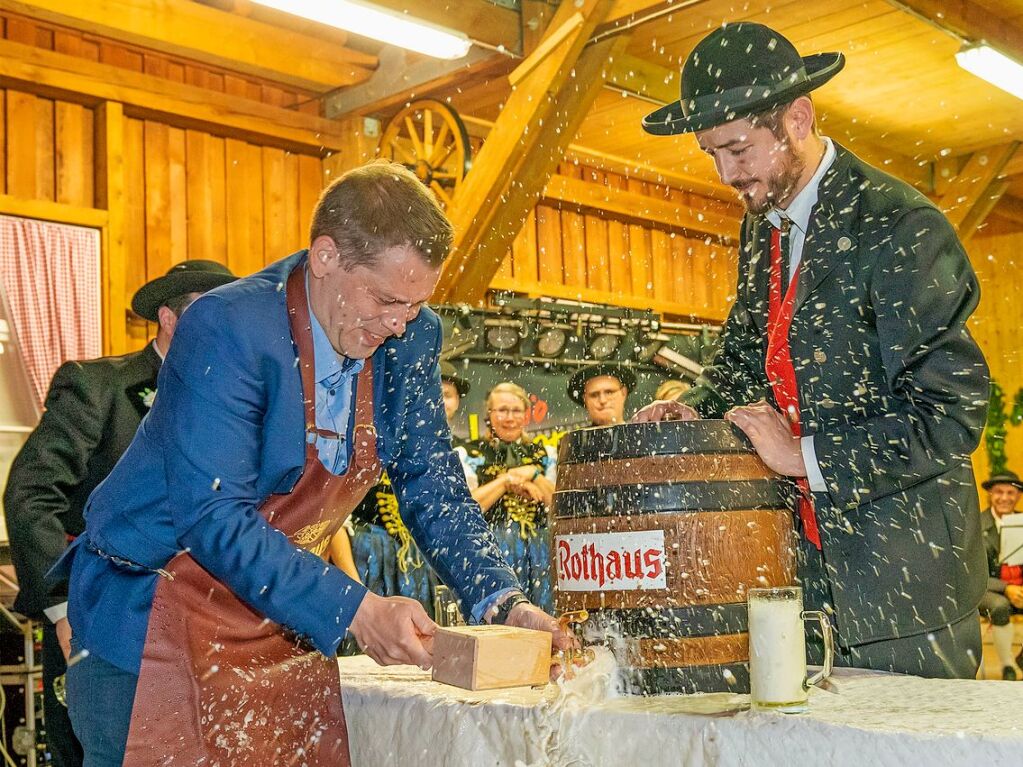 Brgermeister Dirk Philipp (links) sorgt beim Fassanstich fr eine imposante Bierdusche.