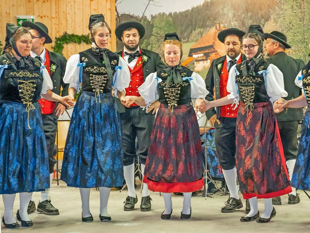 Die Trachtengruppe erfreut die Zuschauer mit traditionellen Schwarzwaldtnzen.