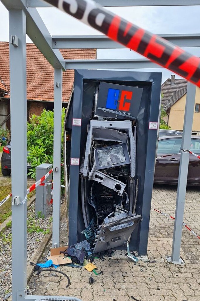 Zum zweiten Mal in diesem Jahr ist der Geldautomat in Weisweil gesprengt worden.  | Foto: Ilona Hge