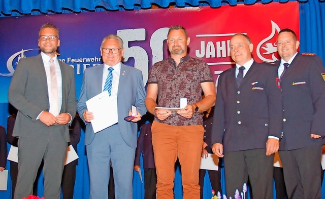 Mit einer Medaille fr internationale ...nd Michael Wegel vom Feuerwehrverband.  | Foto: Wolfgang Beck