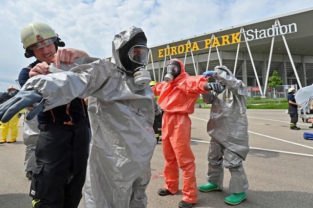 Feuerwehr und DRK proben am Europa-Park-Stadion in Freiburg den Katastrophenfall