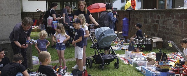 Groes Verkaufsangebot, gute Stimmung: der erste Wiswieler Dorfflohmarkt  | Foto: Ilona Hge