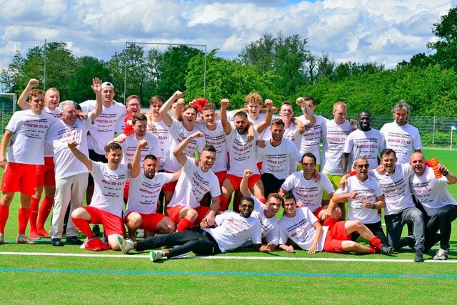 In Sulzburg feiern die Hgelheimer Jungs den Aufsteig in die Kreisliga A.  | Foto: Daniel Thoma