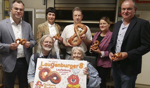 Ulrich Krieger, Victoria Tach, Heiner ...tieren den &#8222;Laugenburger&#8220;.  | Foto: Michael Gottstein