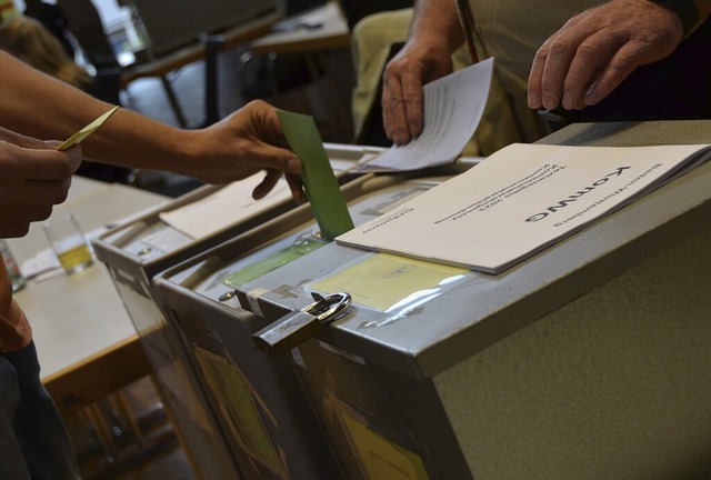 Mehrere Stimmzettel wurden bei der Kommunal- und Europawahl eingeworfen.   | Foto: Felix Lieschke-Salunkhe