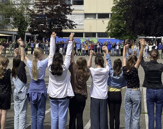 Um zu zeigen, dass ihnen Demokratie un... auf dem Schulhof eine Menschenkette.   | Foto: Jan Eberspach