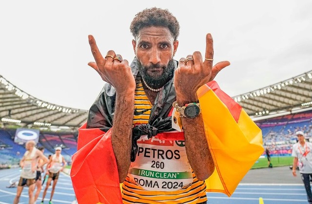 Amanal Petros freut sich ber Einzel-Bronze im Halbmarathon.  | Foto: Michael Kappeler (dpa)