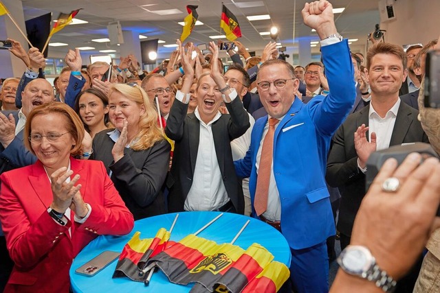 Jubel bei der AfD: Die Rechtspartei wird zweitstrkste Kraft in Deutschland.  | Foto: Jrg Carstensen (dpa)