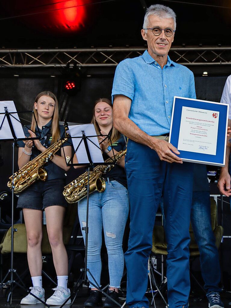 Paul Gutmann wird fr seine Verdienste um den Musikverein Holzhausen mit der Marcher Brgermedaille geehrt.