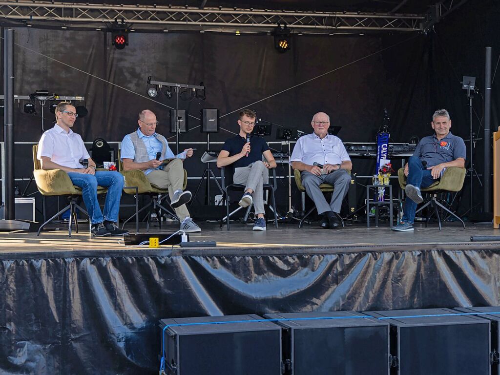 Talkrunde zum Dorfjubilum (von links):  Brgermeister Helmut Mursa, der frhere Ortsvorsteher Martin Kopfmann, Moderator Timo Fesenmeier, Altbrgermeister Josef Hgele, Ortsvorsteher Rolf Lorenz.