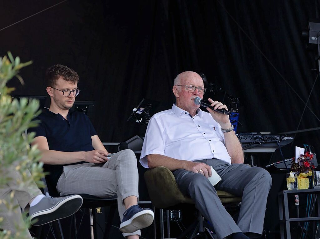 Moderator Timo Fesenmeier und  Altbrgermeister Josef Hgele.