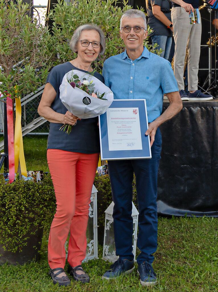 Paul Gutmann und  Gemahlin mit der Urkunde zur Brgermedaille