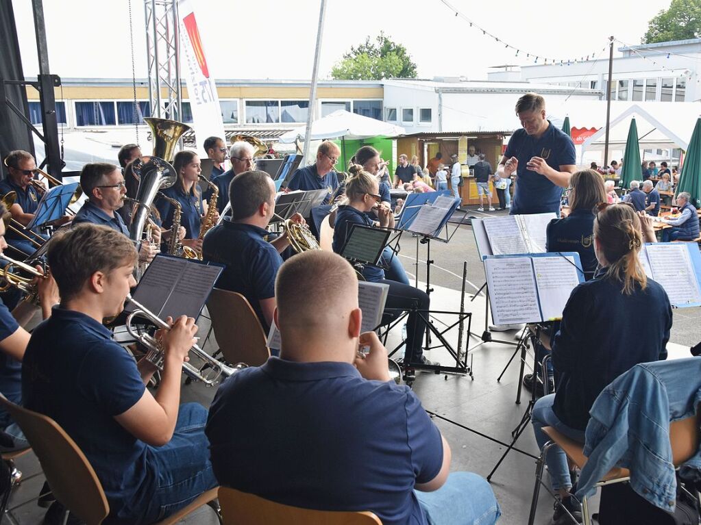 De Musikverein Umkirch spielt auf.