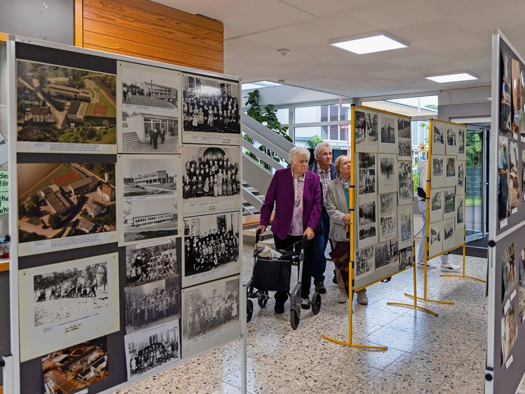 Fotoausstellung im Schulhaus mit Fotos aus 150 Jahren.