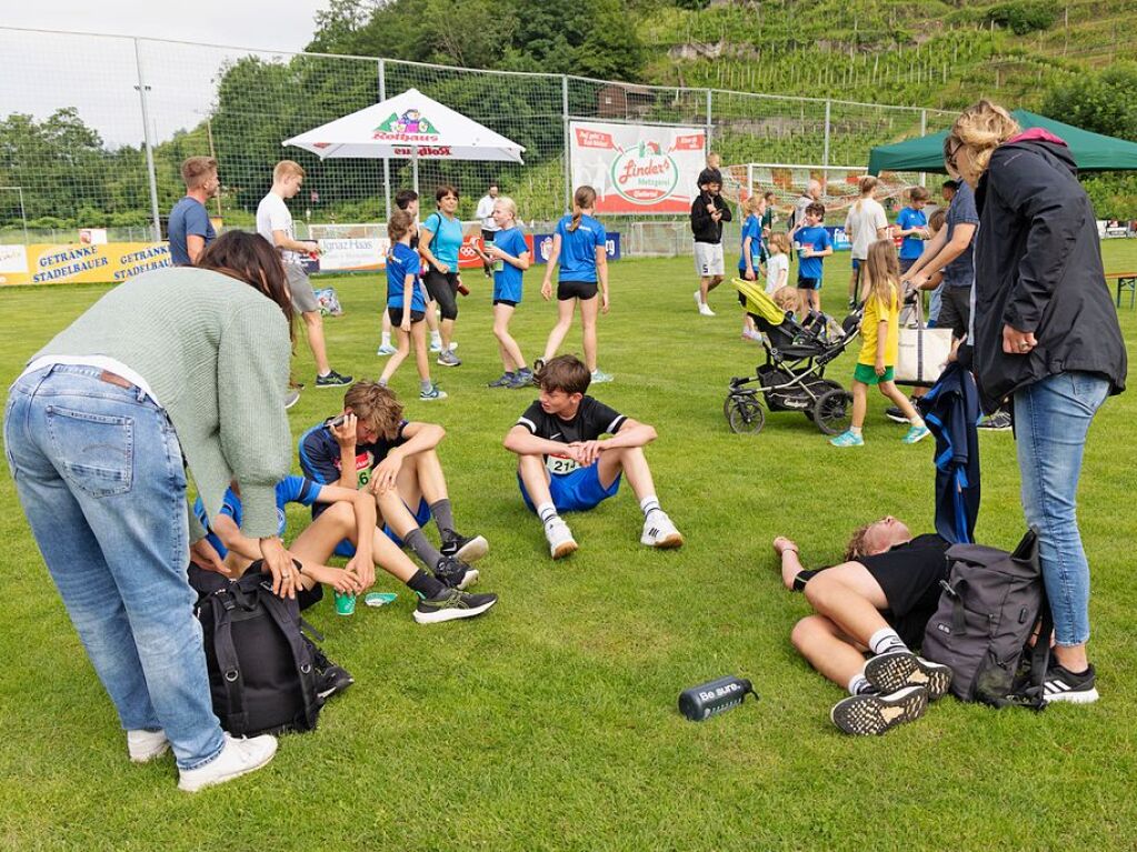 Viel los war am Sonntag in Glottertal beim Eichberglauf. Der Sieger hie in diesem Jahr Raffael Schaffrik, beste Frau war Corona Peglow. Bei den Schlerinnen und Schlern teilten sich Josefina Hermann Lowis Ziesche den ersten Platz.