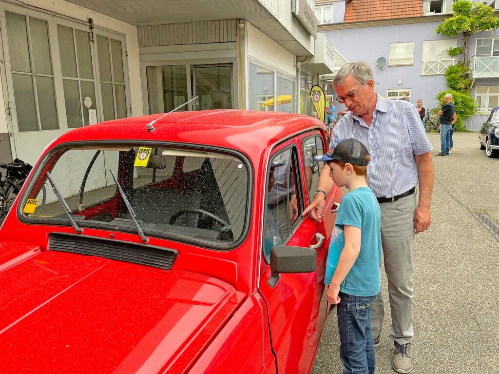 Ein offenes Museum war Teil des Programms beim Old- und Youngtimertreffen in Btzingen. Gegen eine geringe Spende durften Gste Ausfahrten mit den Oldtimern unternehmen. Die Spenden nutzt die Lebenshilfe fr die Anschaffung pdagogischer Spielgerte.