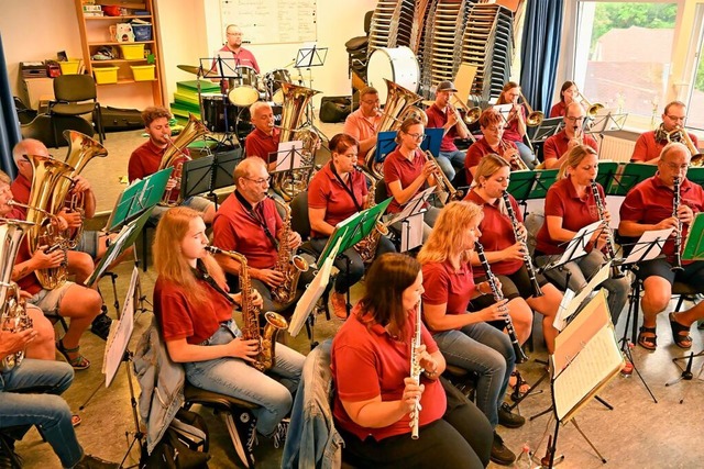 Der Musikverein Dillendorf spielte bei... voll besetzten Saal der Alten Schule.  | Foto: Wolfgang Scheu