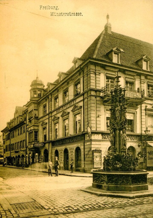 Die Hof-Apotheke im Eckhaus hinter dem Fischbrunnen auf einer Ansicht von 1907.  | Foto: Archiv Manfred Gallo