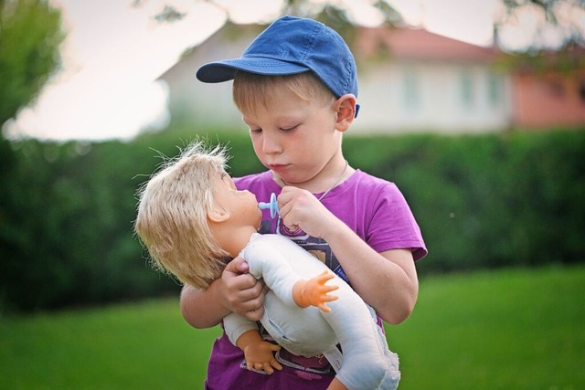 Manche Jungs spielen gerne mit Puppen. Andere nicht.  | Foto: Stock Adobe/makam1969