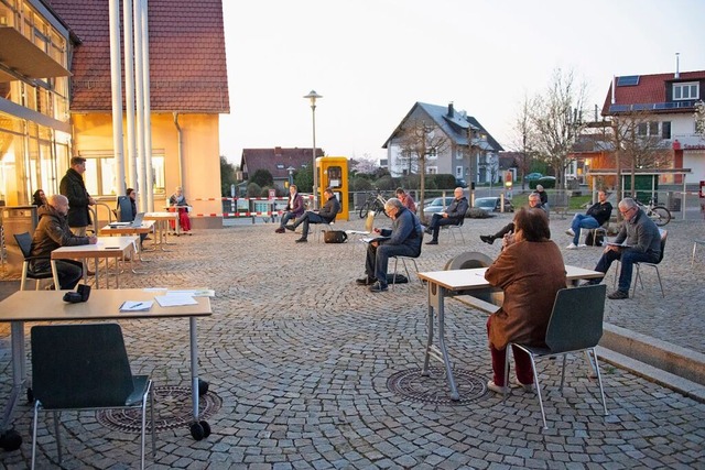 Kuriose Sitzung: Aufgrund des Abstands...na-Pandemie vor dem Rathaus im Freien.  | Foto: Volker Mnch