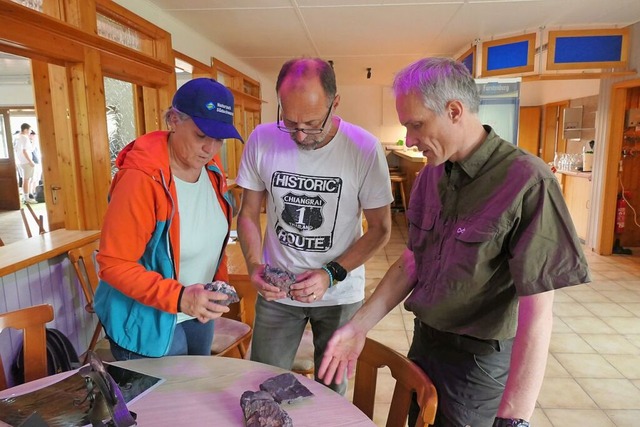 Matthias Zizelmann (rechts) zeigt einige Eisenerzstcke.  | Foto: Heidrun Simoneit