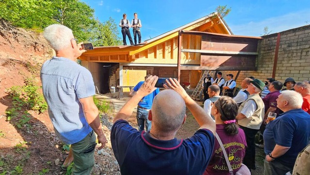 Richtfest beim Schtzenheim Adelsberg:... den erfreuten Vereinsmitgliedern vor.  | Foto: Gerald Nill