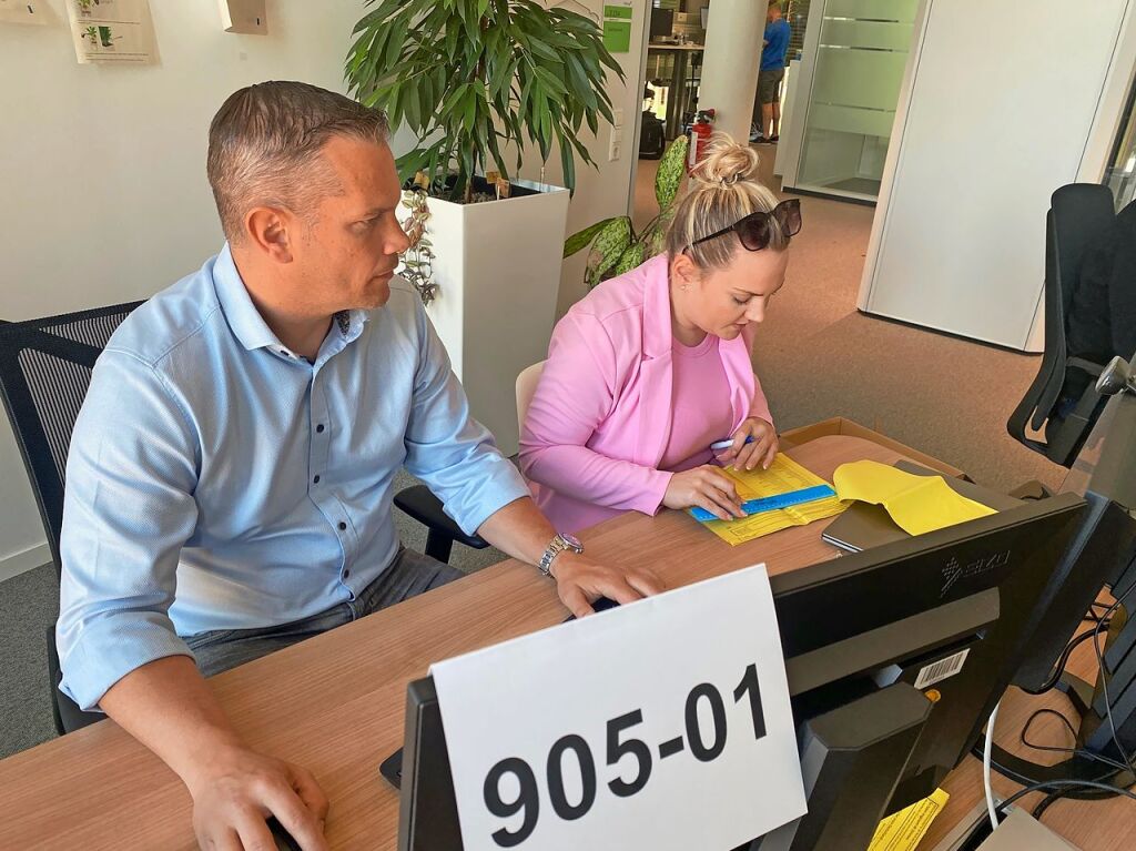 Vanessa Savastano und Ramon Oswald zhlen Wahlzettel vom Wahlbezirk 905-01 aus. Bisher gab es nicht viele ungltige Stimmzettel.