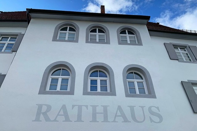 Im Ratssaal des Eschbacher Rathauses w...ichstarke Fraktionen gegenber sitzen.  | Foto: Simone Hhl