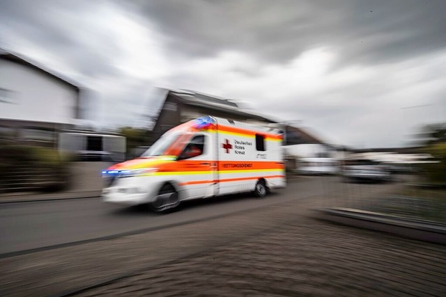 Der Rettungsdienst musste den verungl...er in eine Klinik bringen (Symbolbild)  | Foto: Boris Roessler (dpa)