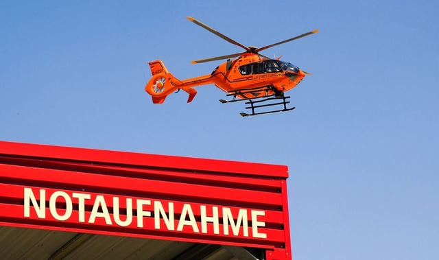 Wegen der schweren Verletzungen kommt der Hubschrauber zum Einsatz (Symbolbild)  | Foto: Julian Stratenschulte (dpa)