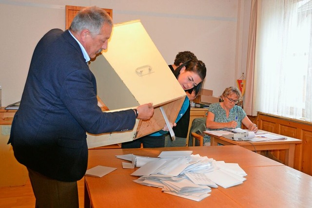 Eine der Wahlurnen wird geleert.  | Foto: Christiane Sahli