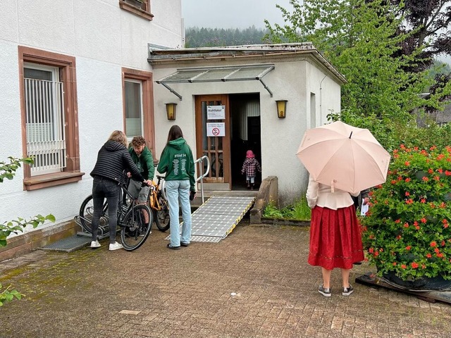 Whler auf dem Weg zur Stimmabgabe in Hinterzarten  | Foto: Merlin Frey