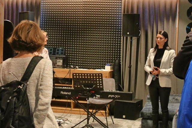 Katja Mack (rechts) zeigt den Gsten eines der modernen Studios.  | Foto: Europa-Park