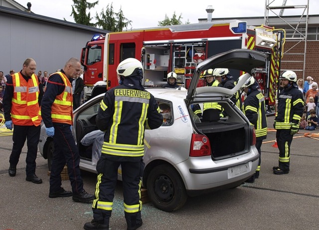 Der VW Polo mit schwerverletztem Insas...rwehrleute von Steinen und Cornimont.   | Foto: Paul Schleer